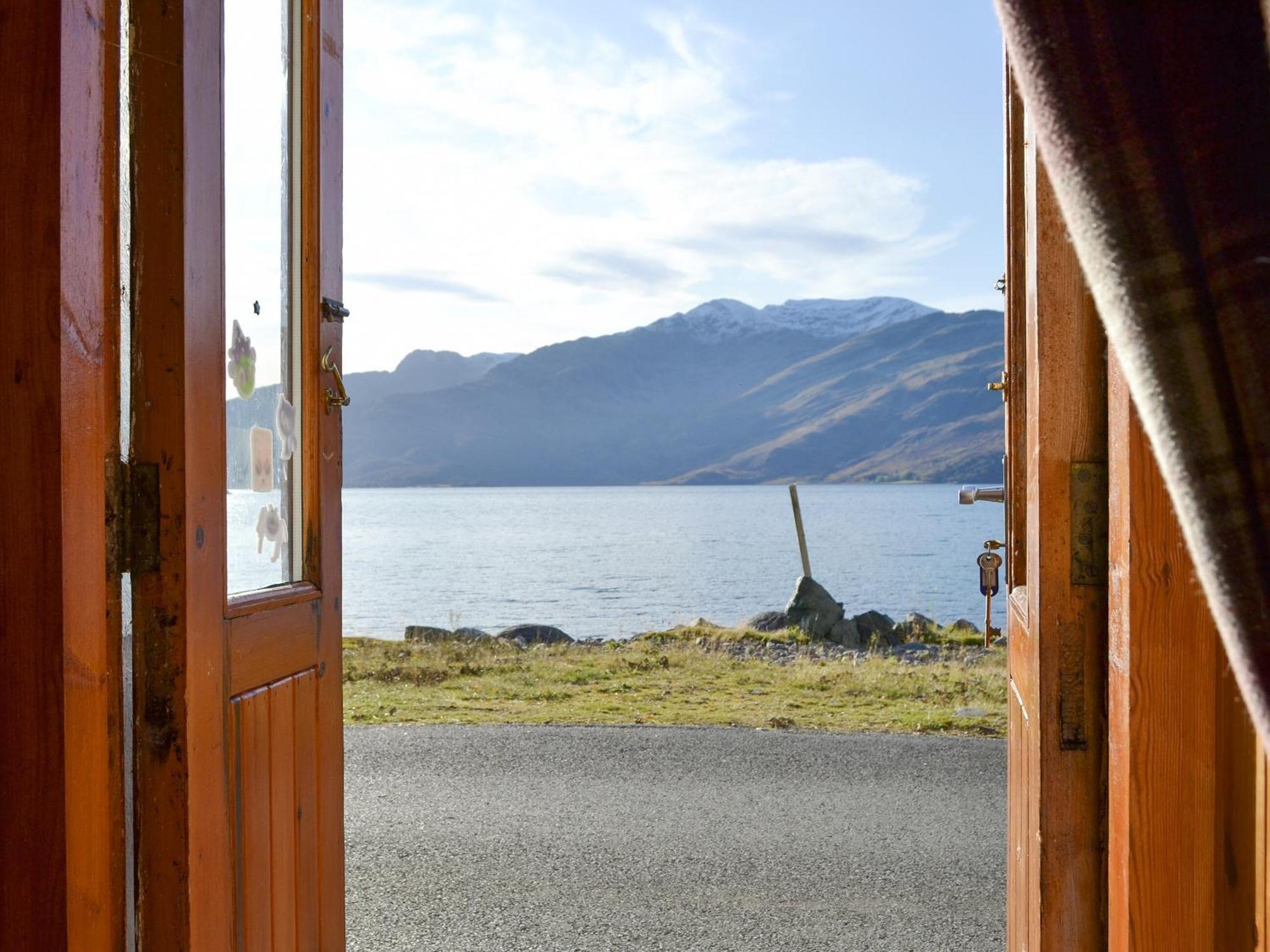 Shore Cottage Arnisdale Exterior photo